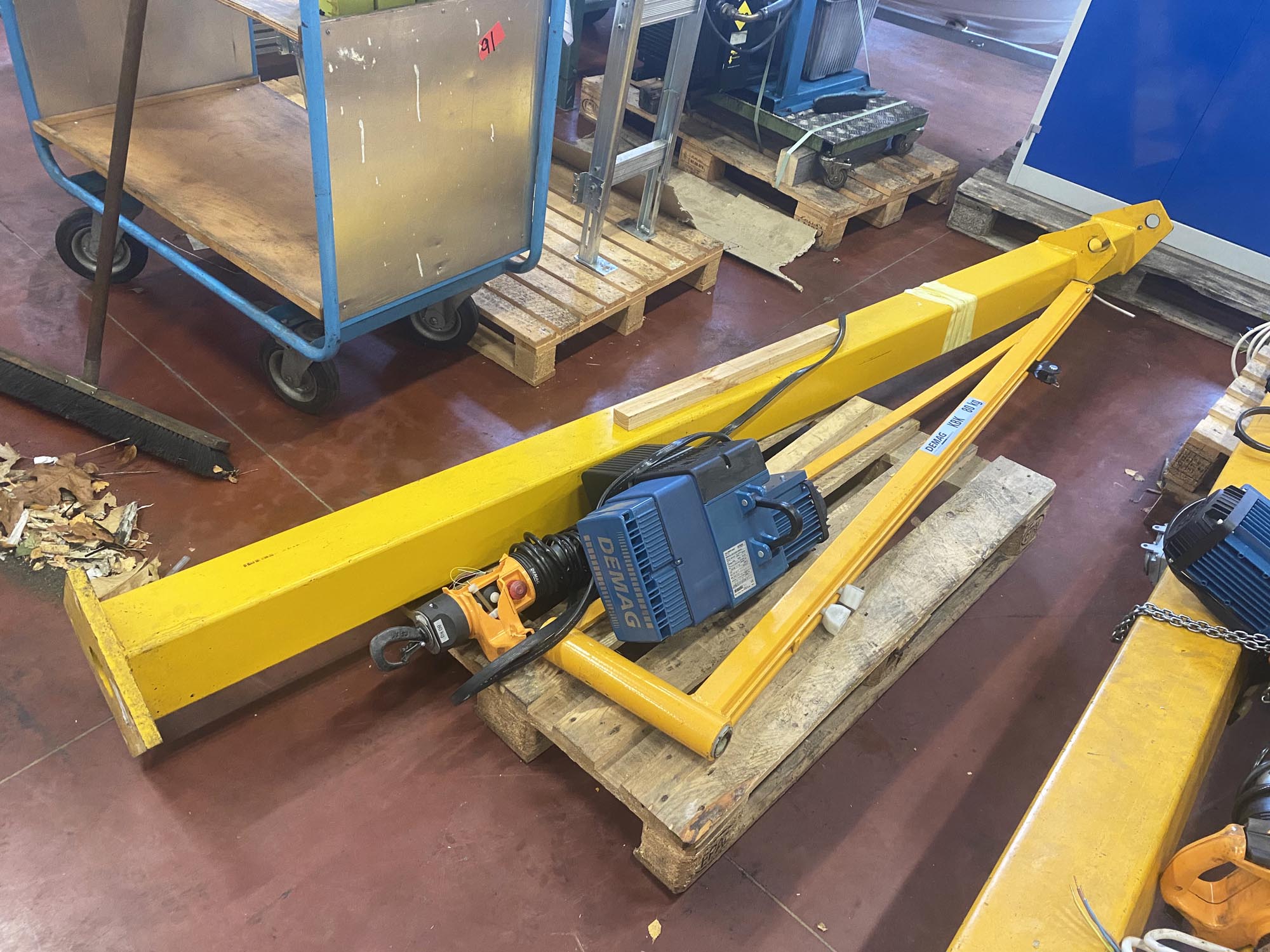 Pillar crane + electric hoist Demag 80 kg Swing Cranes (Wall & Column